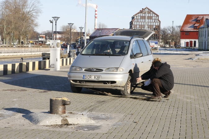 Klaipėdoje krantinėje užsižiopsojęs vairuotojas užvažiavo ant knechto