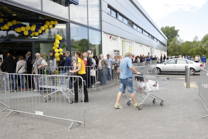 Eilė prie „Lidl“ nusidriekė ir pirmadienį