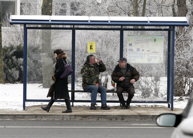 Autobusų stotelę okupavo girtuokliai