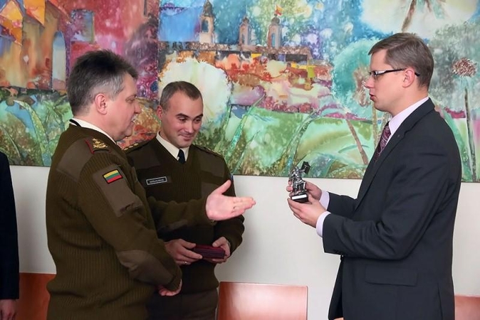 Kariuomenės vadas: reikia sugrąžinti Kario skulptūrą į kariliono bokštą