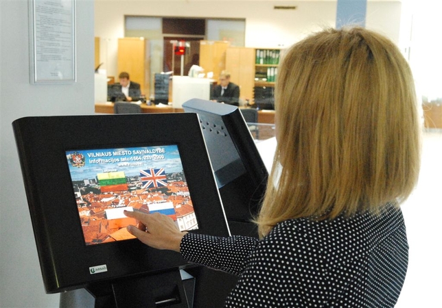 Vilniečiai savivaldybėje aptarnaujami jau keturiomis kalbomis