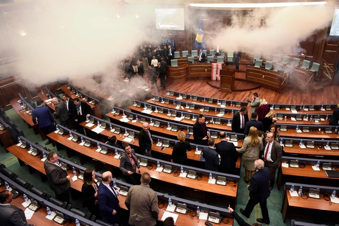 Kosovo opozicija parlamente paleido ašarines dujas