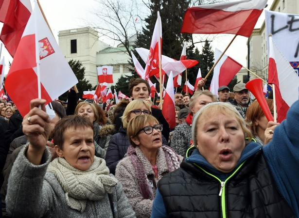 Lenkijoje – tūkstantinės demonstracijos prieš vyriausybę