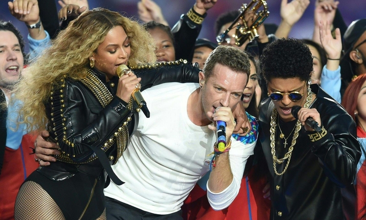Beyonce ir "Coldplay" ragino "tikėti meile" per amerikietiškojo futbolo superfinalą