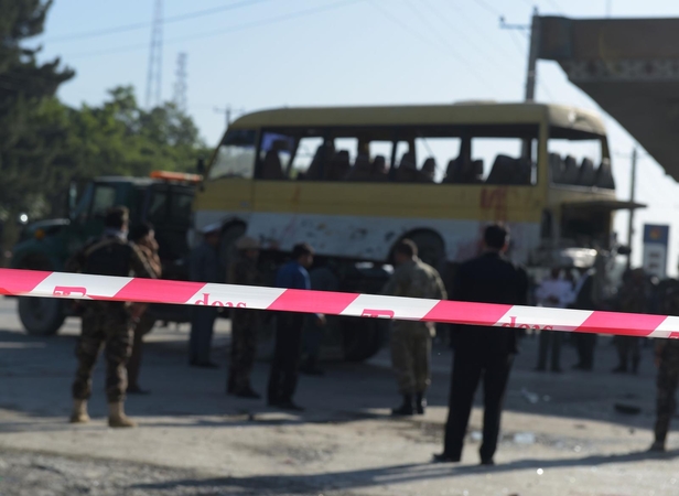 Kabule per mirtininko išpuolį prieš mikroautobusą žuvo 14 žmonių