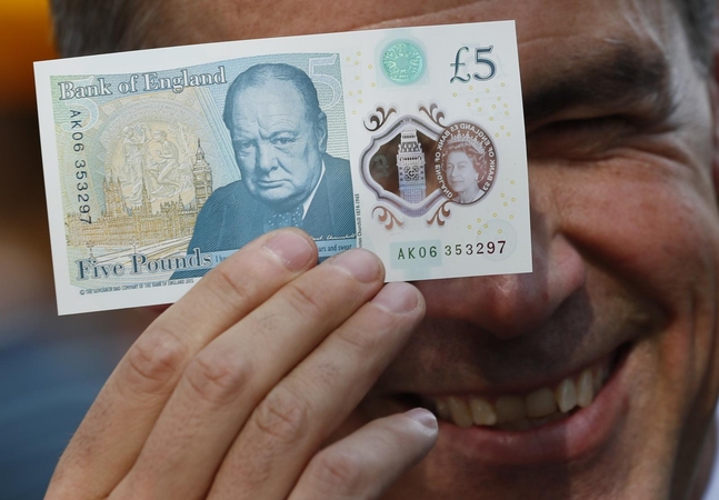 Britanijoje pasirodė naujas plastikinis penkių svarų nominalo banknotas