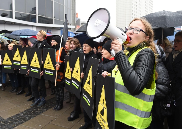 Lenkės toliau protestuoja dėl abortų įstatymo griežtinimo