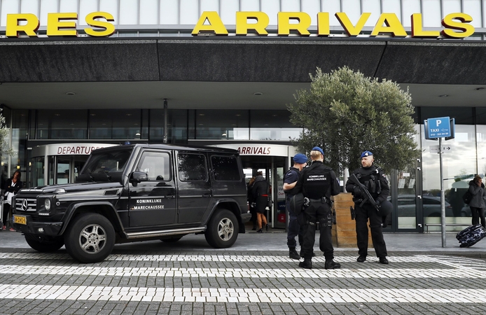 Dėl netikro pavojaus Olandijos oro uoste sulaikytas benamis migrantas 