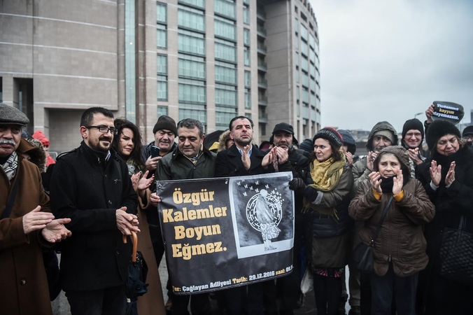 Stambulo teismas nurodė paleisti iš areštinės garsią rašytoją A. Erdogan