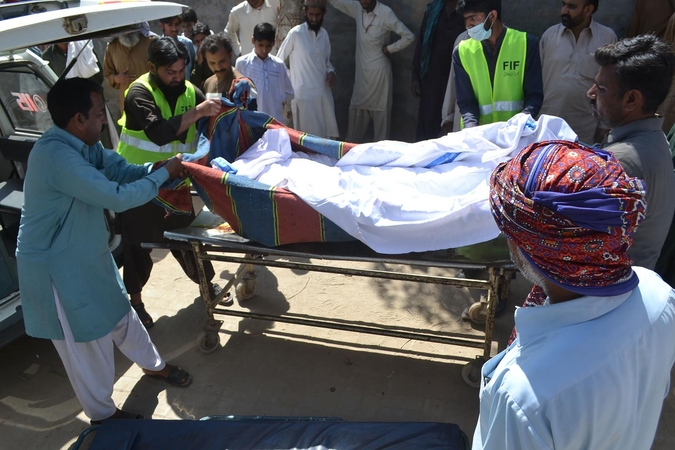 Pakistane mečetės prižiūrėtojas nužudė 20 maldininkų