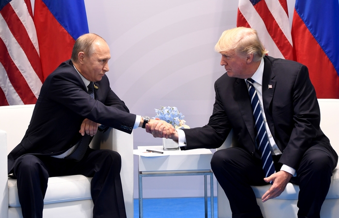 Per pirmąjį susitikimą D. Trumpas spaudė V. Putiną dėl kišimosi į rinkimus