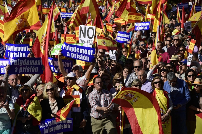 Madride – demonstracija, nušalintas Katalonijos lyderis ragina priešintis