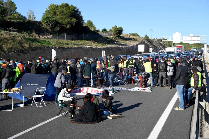 Katalonijoje protestuotojai blokuoja kelius ir geležinkelius