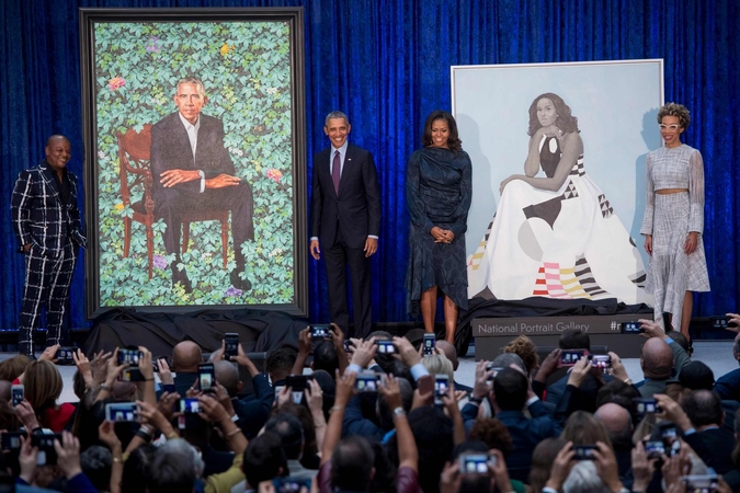 Pristatyti oficialūs B. ir M. Obamų portretai