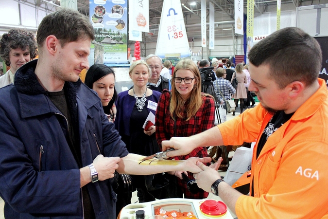 Drąsiausieji pjaus tikrą kiaulės akį 
