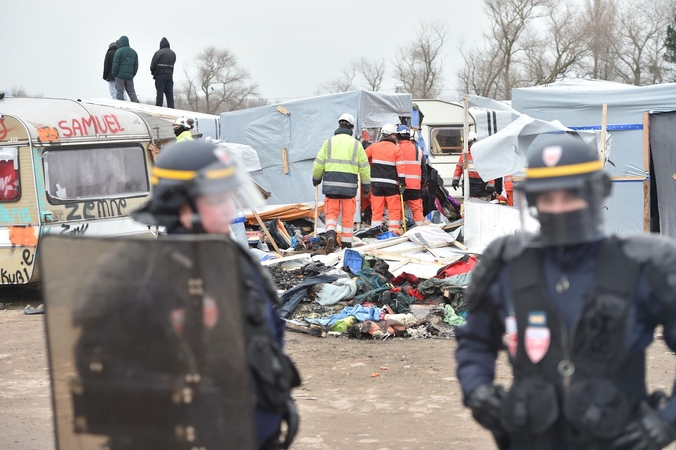 Prancūzijoje toliau griaunama Kalė pabėgėlių stovykla 