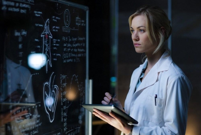 Y. Strahovski – karščiausia Frankenšteino mergina