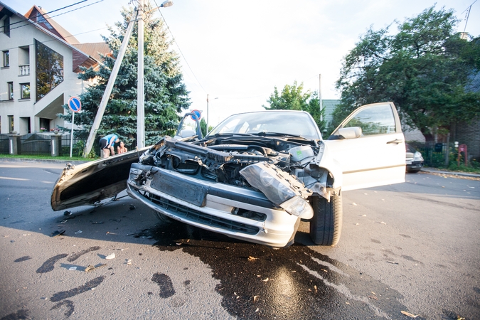 Kaune per avariją apvirto greitosios pagalbos automobilis