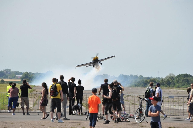 Vaizdas: šventės svečiai galės išvysti ir tradicinį trijų lakūnų akrobatinį skrydį „Sparnas prie sparno“, pelniusį aukštas vietas tarptautinių aviacijos varžybų arenoje.