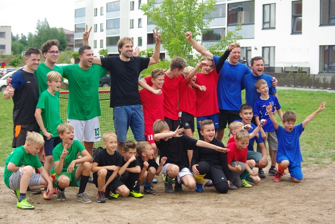 Pilaitės gyventojai nuotaiką pasikelia kieme žaisdami futbolą