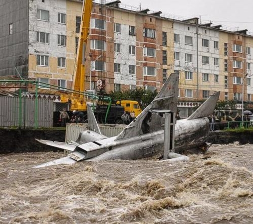 Po liūties patvinusi upė Magadane pasiglemžė naikintuvus 