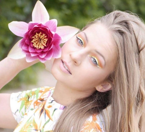 Kaunietė A. Tomkevičiūtė pristato vasarišką dainą "Yolo"