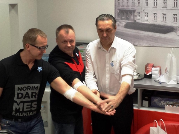 A. Kaušpėdas, Samas ir M.Tyla tapo kraujo donorais