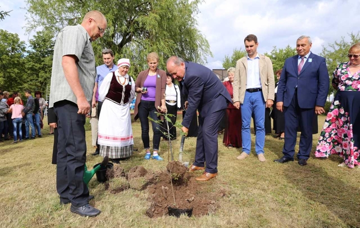 Padauguvos bendruomenė A. Gudžiaus garbei pasodino ąžuoliuką