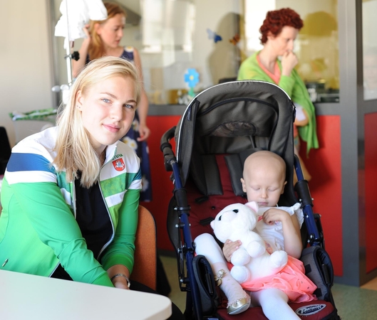 Sergančius vaikus aplankiusi R. Meilutytė: jie yra patys didžiausi kovotojai
