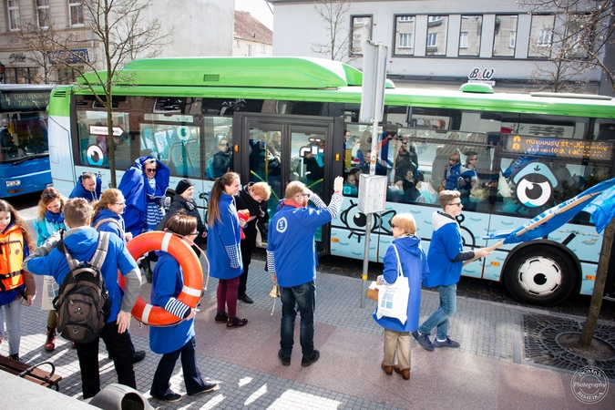 Jūrų muziejaus laivas – Muzė veža autobuse