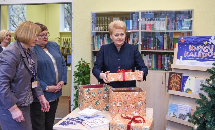 „Knygų Kalėdos“: prezidentė padovanojo knygų savo rajono bibliotekai