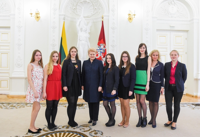 Prezidentė apdovanojo Nacionalinio diktanto nugalėtojus