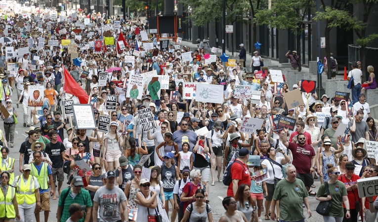 Tūkstančiai amerikiečių protestavo dėl migrantų šeimų išskyrimo