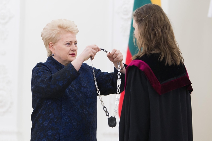 Šalies vadovė priėmė apylinkių teismų teisėjų priesaikas