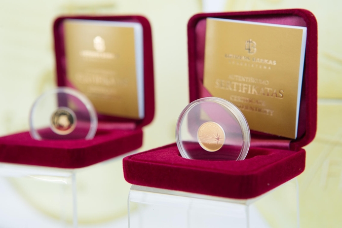 Į apyvartą išleidžiama 5 eurų kolekcinė moneta, skirta fizikai