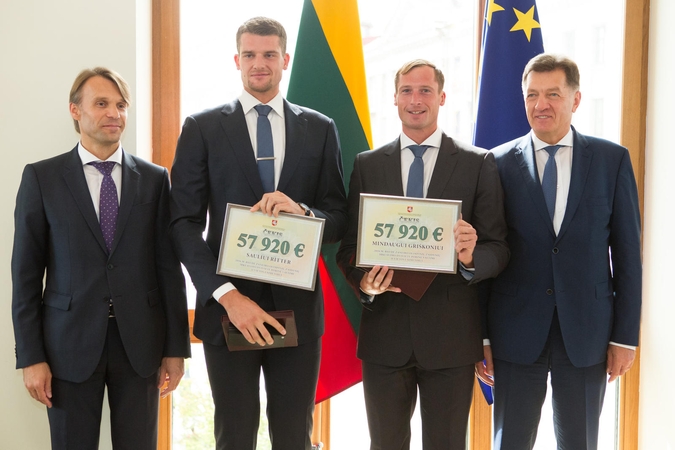 Olimpiečiams – premijų čekiai iš premjero rankų