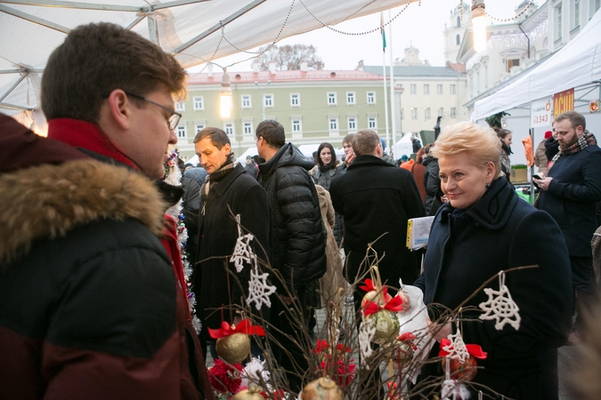 Prezidentė sakė į labdaros mugę atėjusi pilnomis kišenėmis pinigų