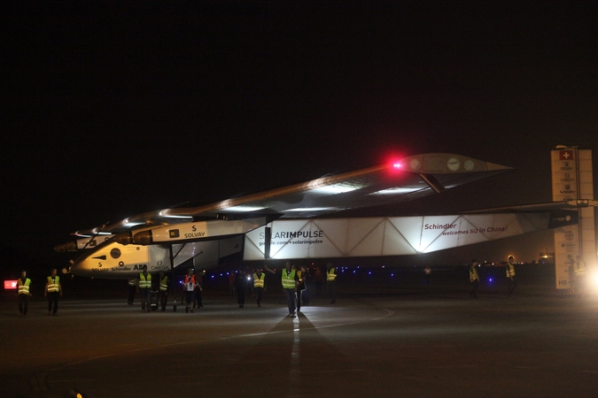 Saulės energija varomas lėktuvas "Solar Impulse" nusileido Kinijoje