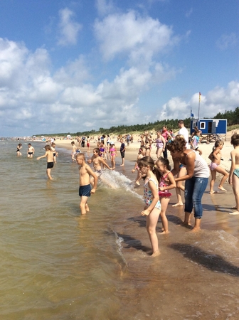 Palangoje šimtai šalies vaikų pirmą kartą pasveikino jūrą