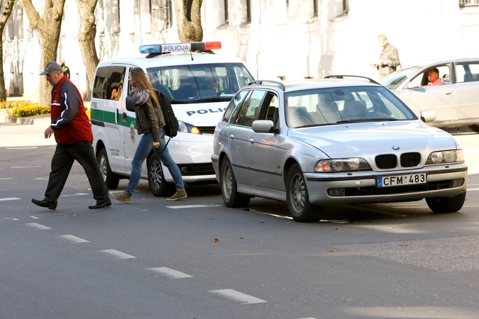 Kaune automobilis partrenkė 60-metę moterį 