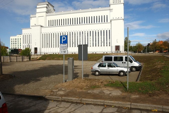 Apmokestinta Prisikėlimo bažnyčios aikštelė įsiutino vairuotojus