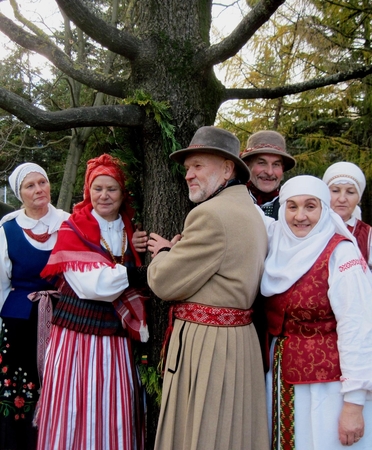 "Žaisos" folkloristai 25-metį šventė kartu su pačių pasodintu ąžuolu