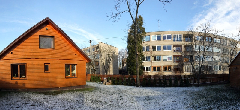 Nuosavas namas daugiabučio pašonėje: už ir prieš