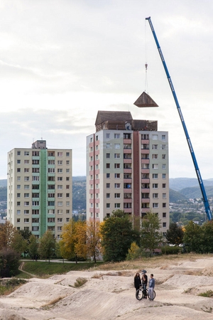 Menininkas ant beveidžio daugiabučio stogo užkėlė sodybą