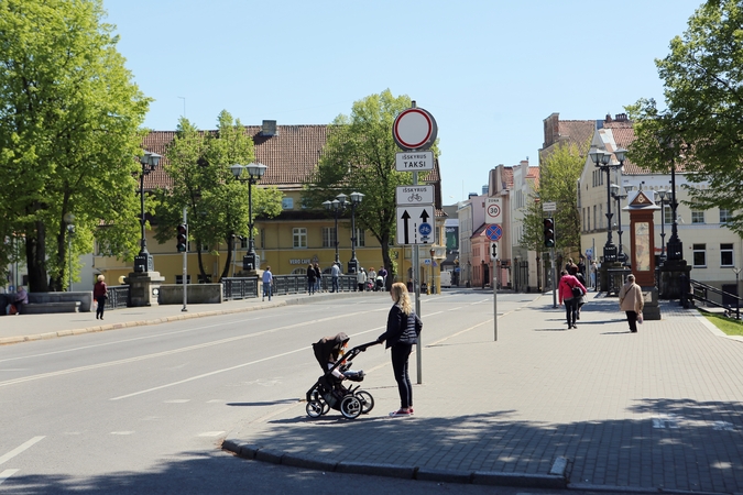 Naujas kelio ženklas kelia abejonių