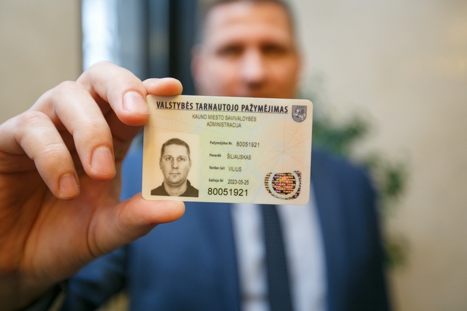 Tarnautojų pažymėjimai: milijonai, išmesti į balą?