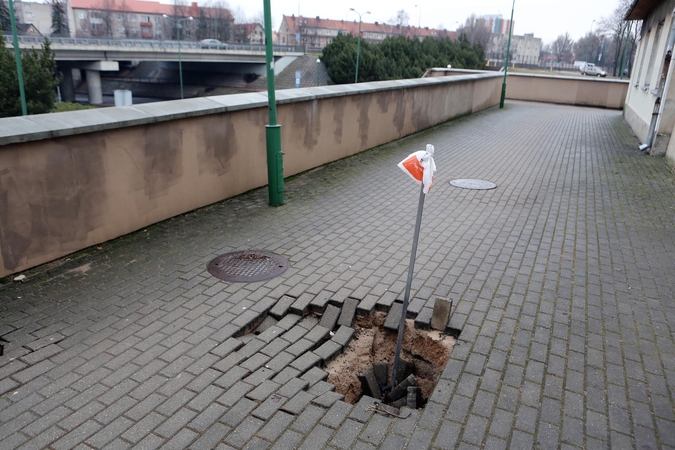 Uostamiestyje įsmuko šaligatvio trinkelės