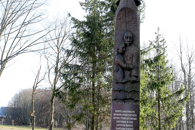 Senasis užrašas "1970 metų žygdarbiui paminėti" uždengtas nauja lentele.