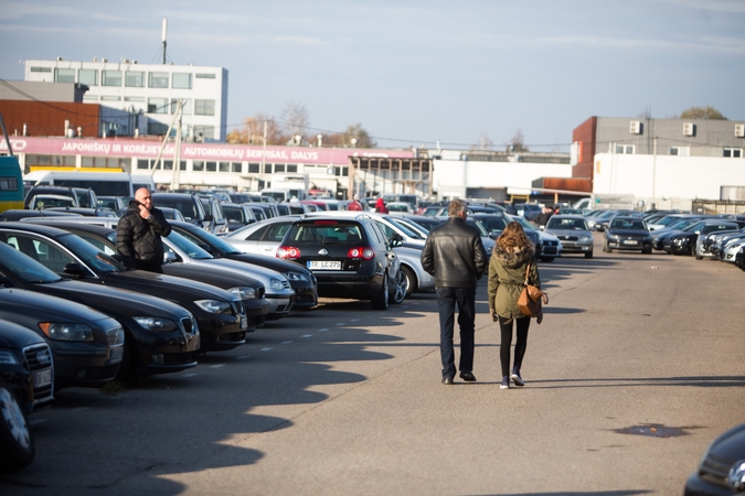 Kauno automobilių turgaus prekiautojai viliasi, kad sušvelnėjus muitų politikai į Lietuvą plūstelės automobilių pirkėjai iš Ukrainos