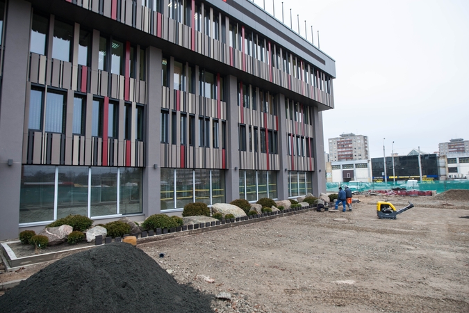 Savivaldybės pastato renovacija: iškirsti medžiai, pabrangę darbai?